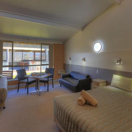 Tenterfield Motor Inn Bagian luar foto