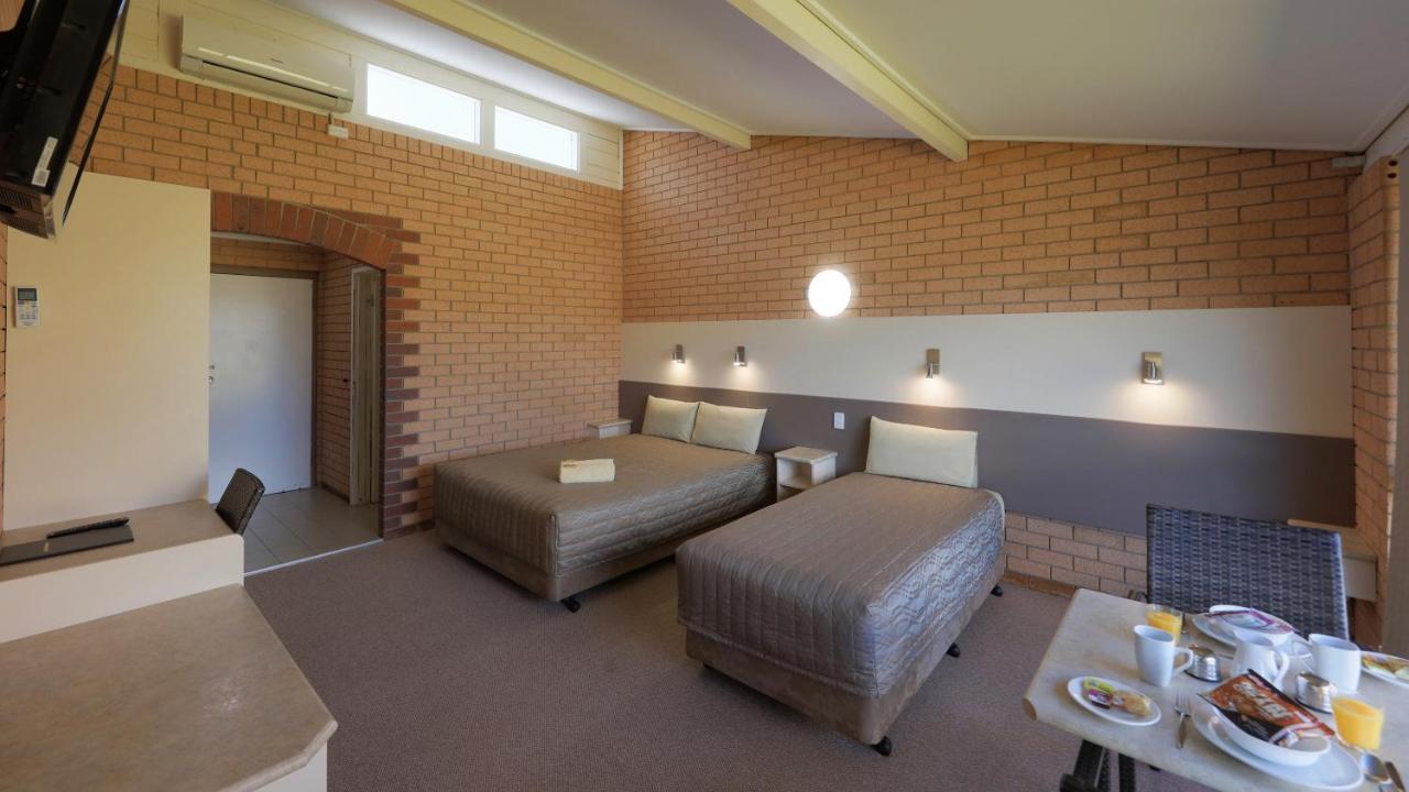 Tenterfield Motor Inn Bagian luar foto