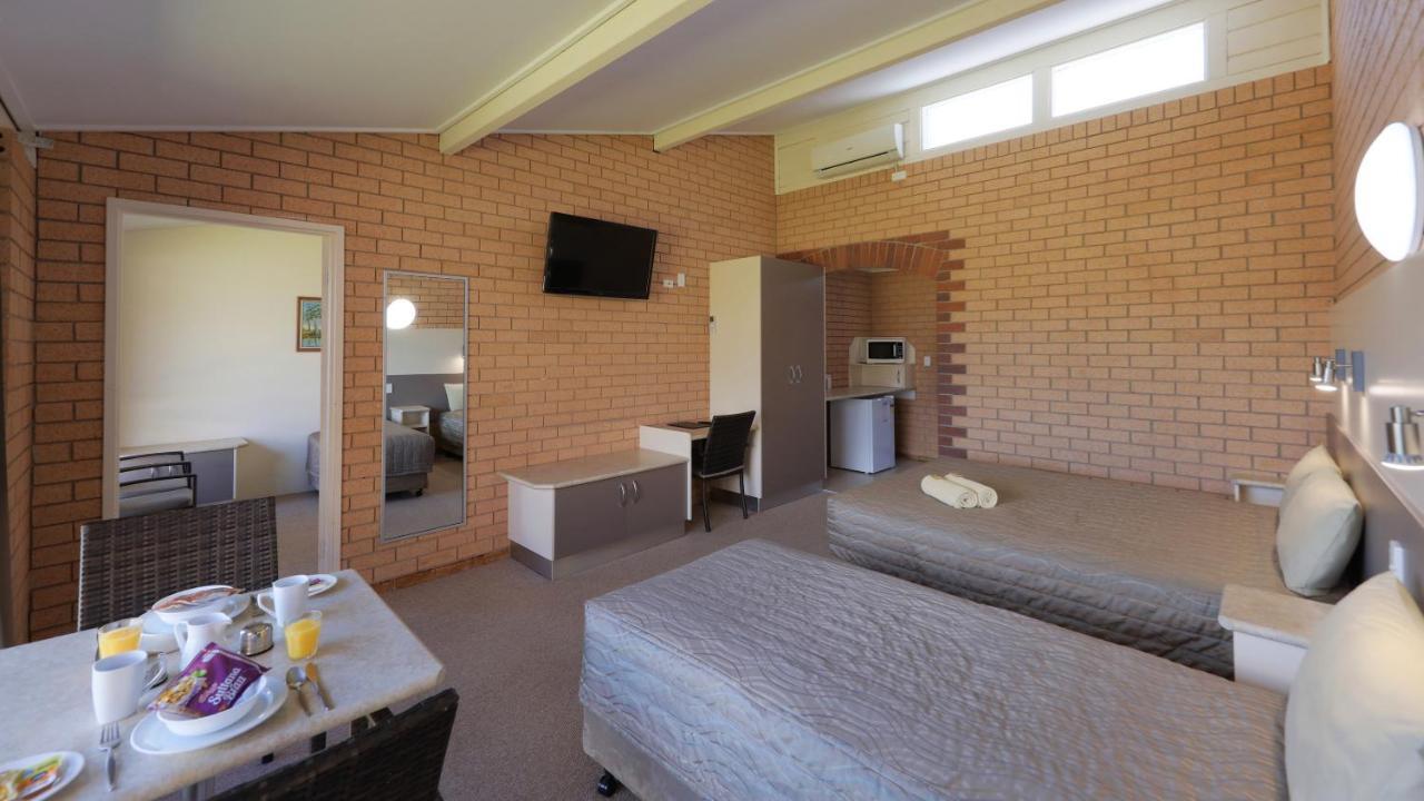 Tenterfield Motor Inn Bagian luar foto