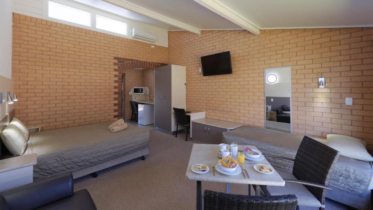 Tenterfield Motor Inn Bagian luar foto