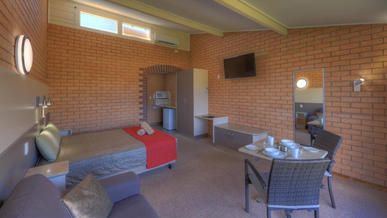 Tenterfield Motor Inn Bagian luar foto