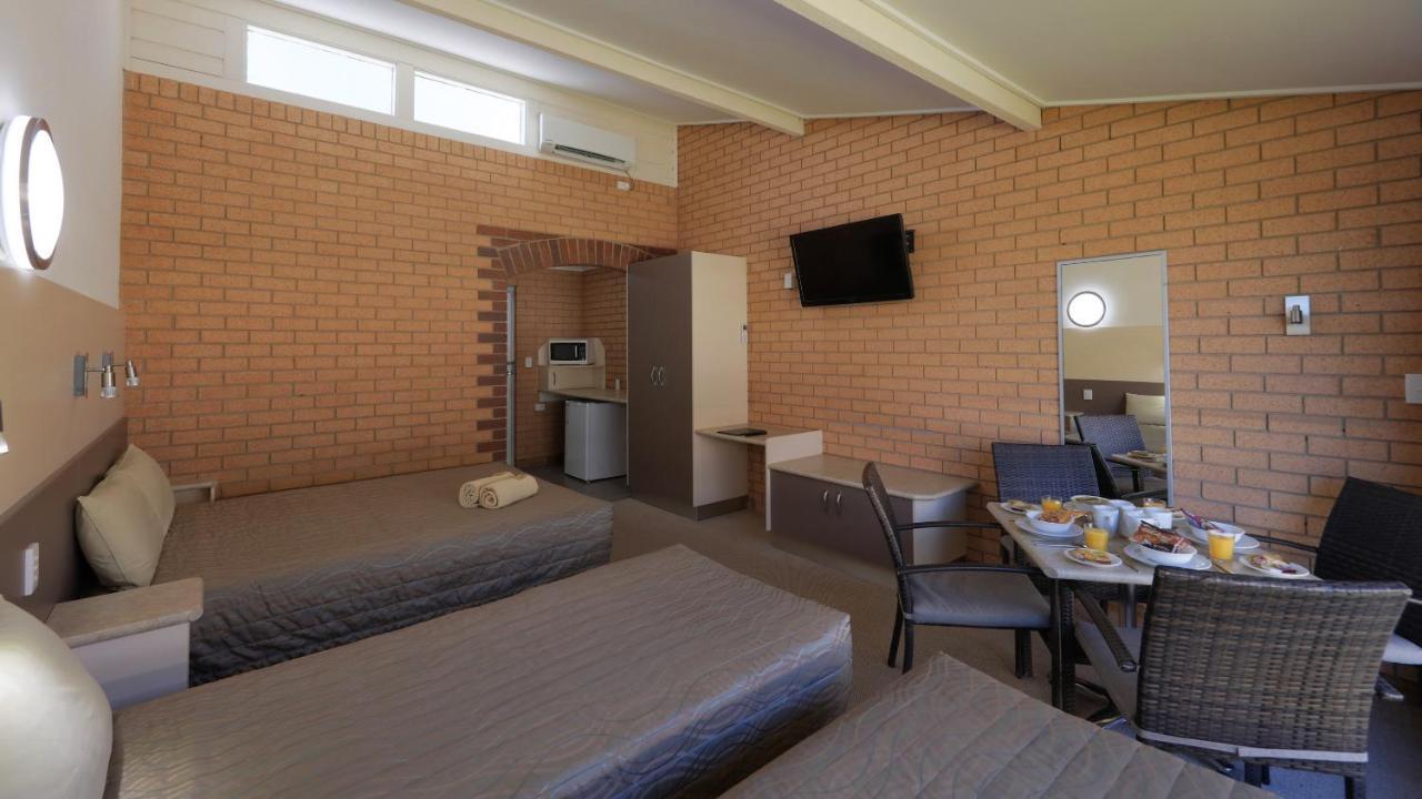 Tenterfield Motor Inn Bagian luar foto