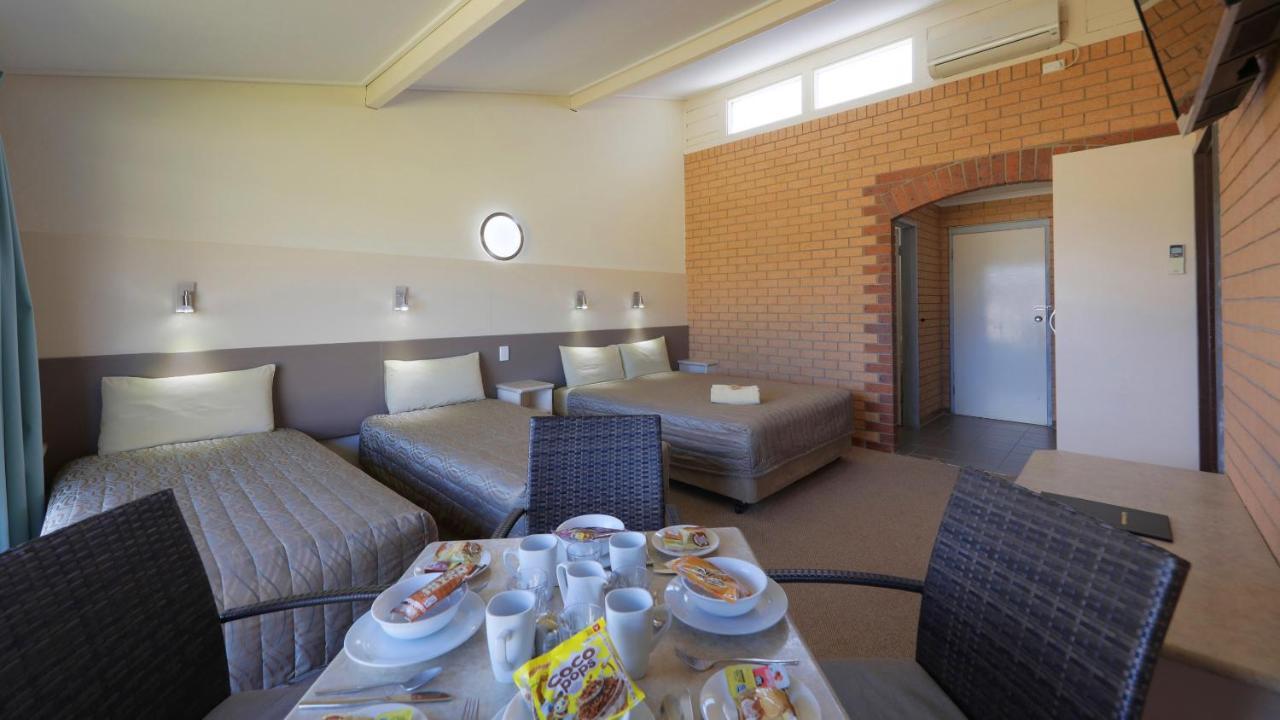 Tenterfield Motor Inn Bagian luar foto