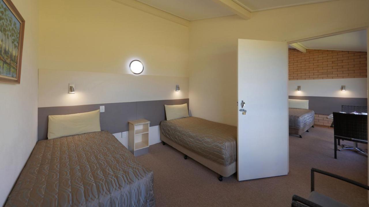 Tenterfield Motor Inn Bagian luar foto